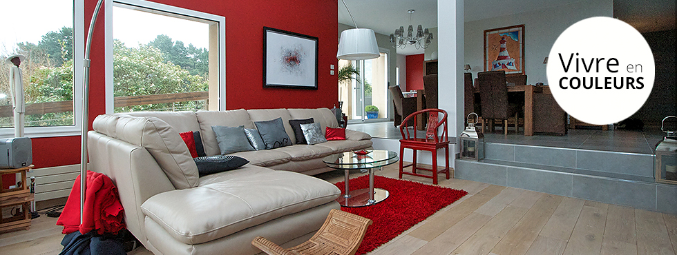 Salon à l'ambiance colorée rouge, bois, beige, gris, blanc